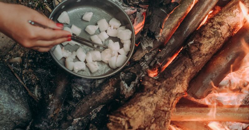 Bushcraft - Cooking In A Frying Pan Over A Wood Fire