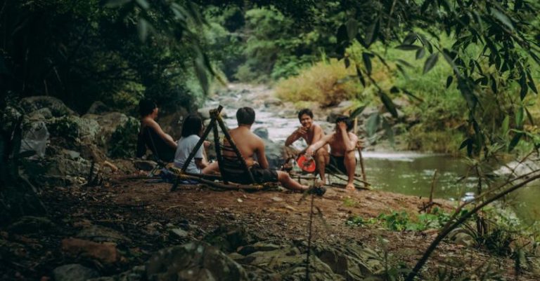 Bushcraft - Picnic Besides A Forest River